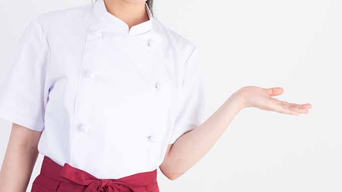 注文を受け付けるアルバイト女性