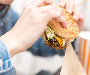 ハンバーグを食べる女性