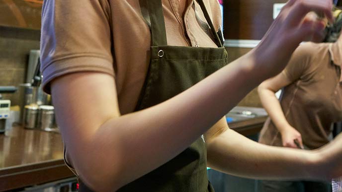 厨房で準備するアルバイト女性