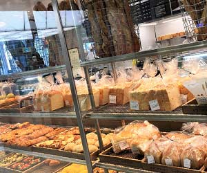 ガラスのケースに並ぶパン