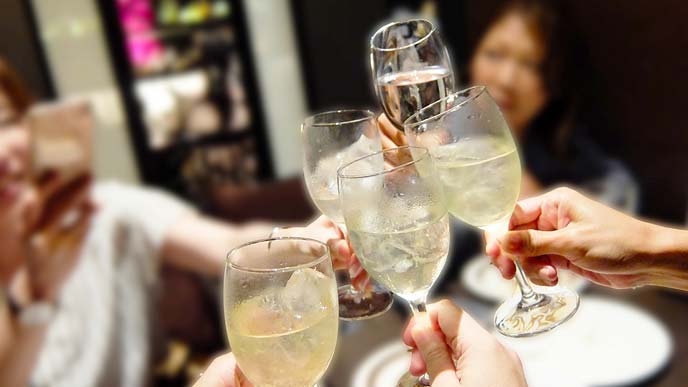 飲み会でグラスを合わせる