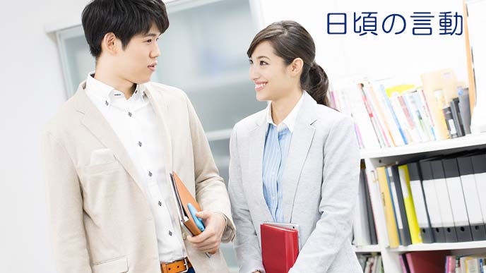 談笑する男女社員