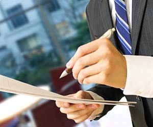 スピーチ原稿を見る社員