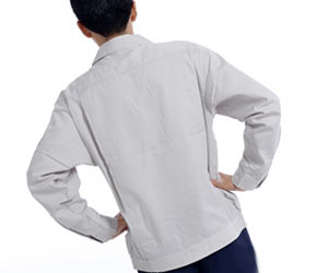 作業着を着て朝の体操をする男性