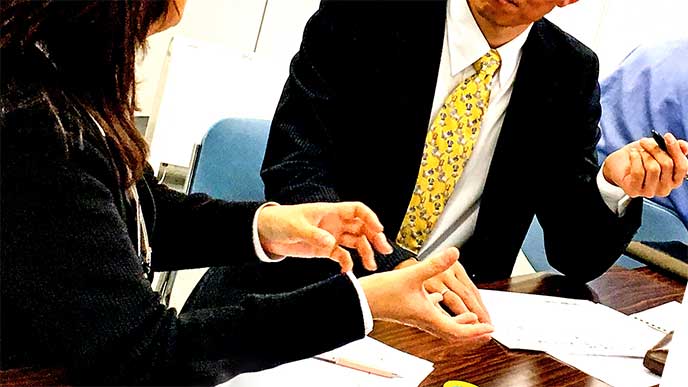 飲み会への誘いを断ってる女性