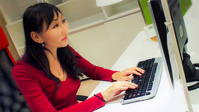 残業をしてる女性