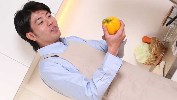 料理をしてる男性