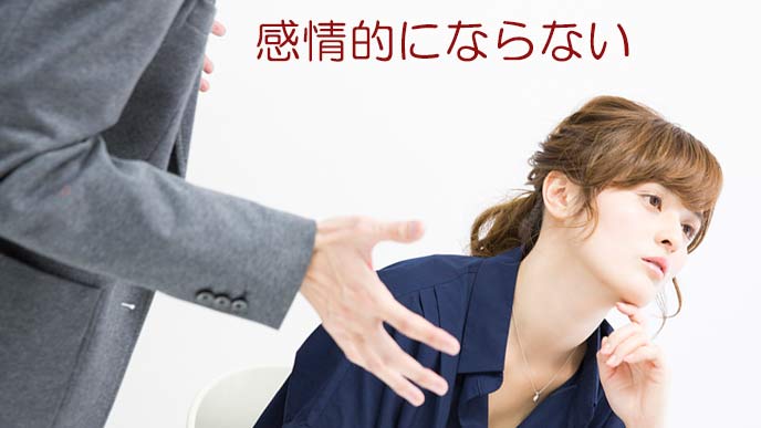 上司に叱られてそっぽを向く女性社員