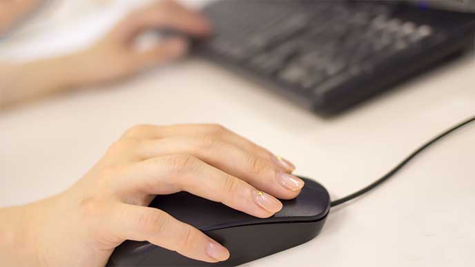 パソコンを操作している人の手