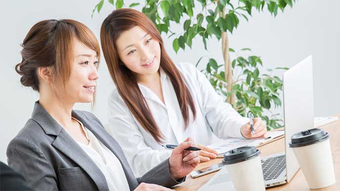 パソコンの操作を教えてる社内SEの女性