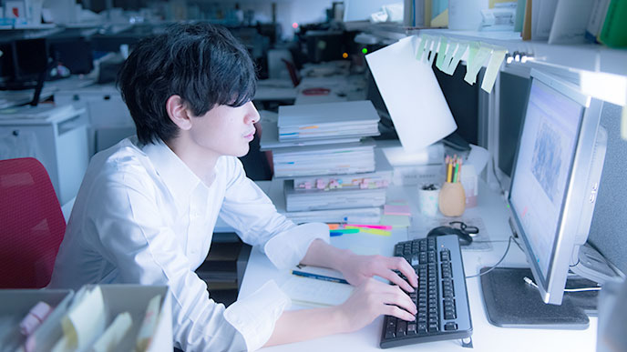 遅くまで働く男性社員