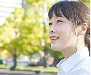 空を見てる女性