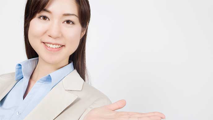 手を使って案内してる女性社員