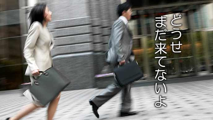 路上を走るビジネスマン