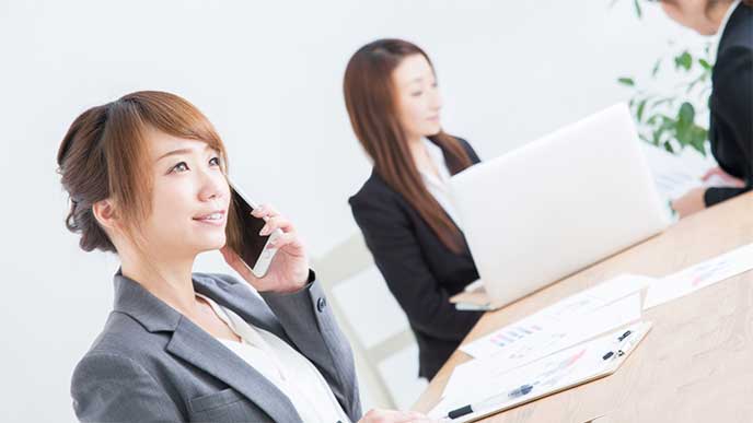 電話してる女性社員
