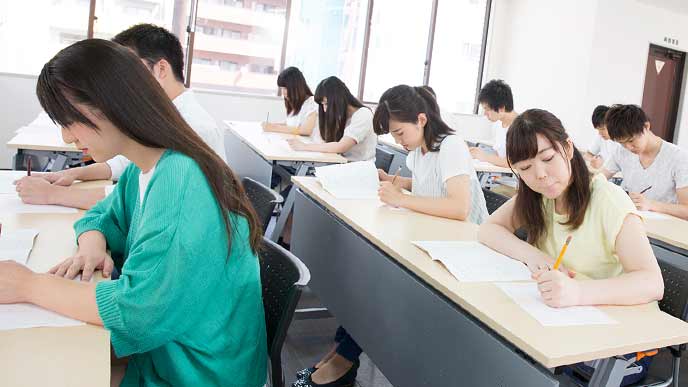 資格試験をうける受験生