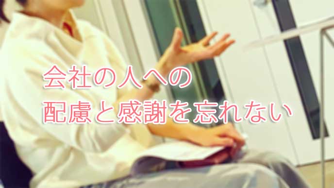 会社で仕事をしてる女性