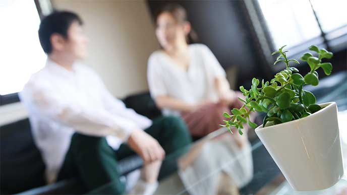 旦那さんと話をしてる奥さん