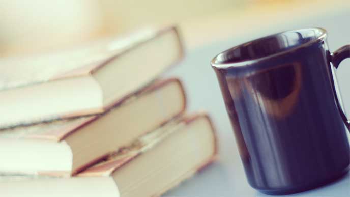 ビジネス書とコーヒーカップ
