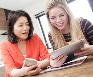 外国人女性に情報を教える日本人
