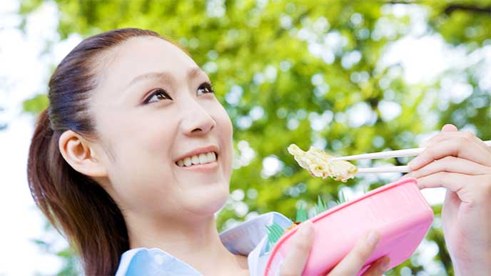 笑顔で一人ランチを楽しむOL