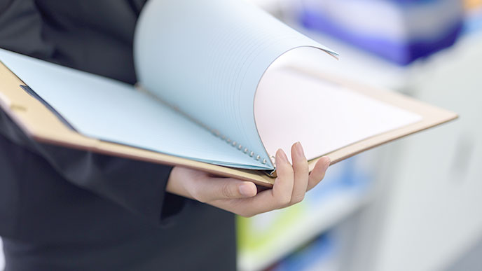 確認する人の手