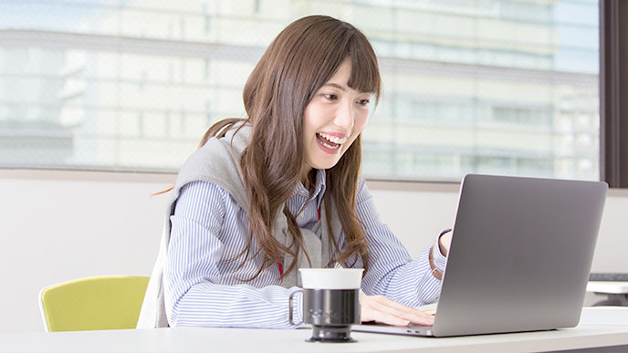 楽しく仕事を行う女性