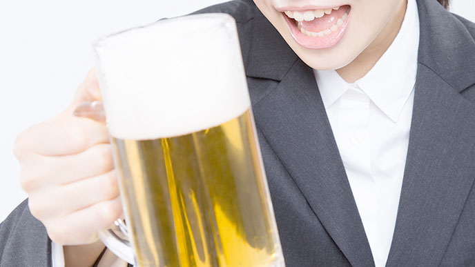 ビールを持つ女性