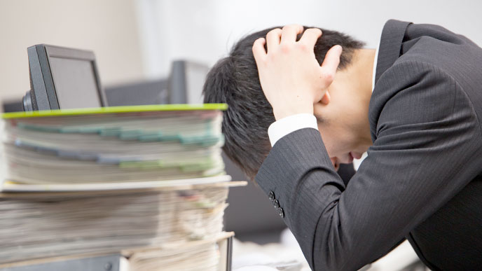 ミスで落ち込む男性社員