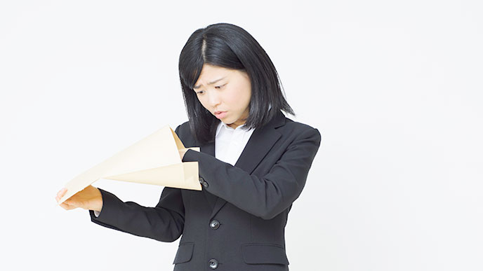 資料をチェックする女性