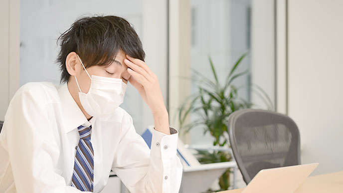 マスクをする社員