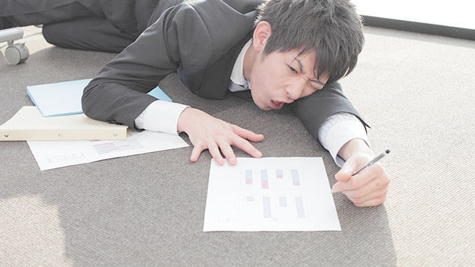 仕事で疲れ切った男性