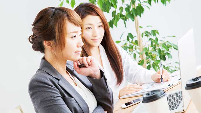 パソコンに向かって仕事をしてる女性社員