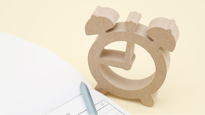 手書き日報と時計のオブジェ