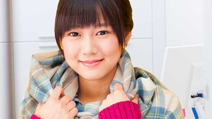 ストールで温める女性事務員