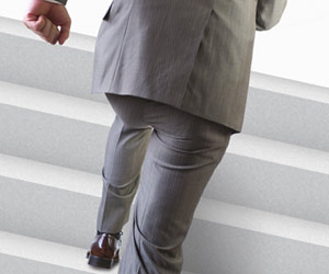 階段を上げる男性社員