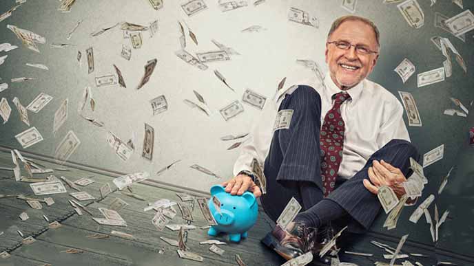 紙幣が舞う部屋で笑顔の引退社員