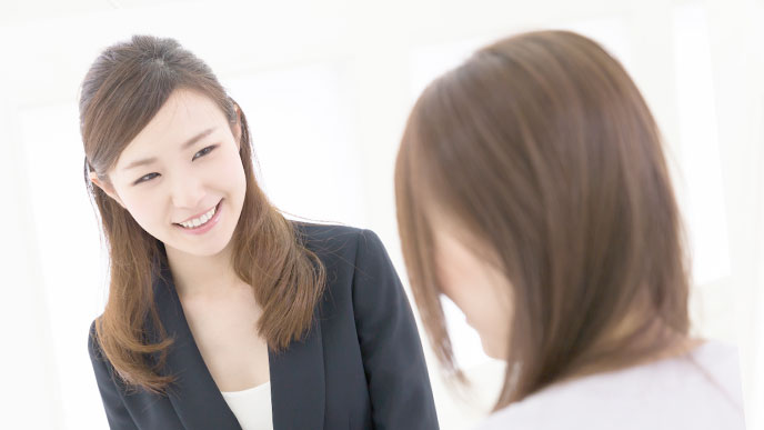 接客する女性社員