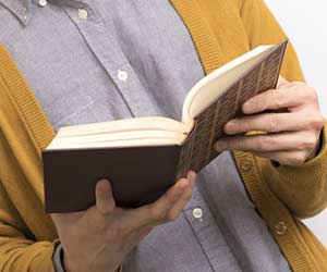 読書する男性