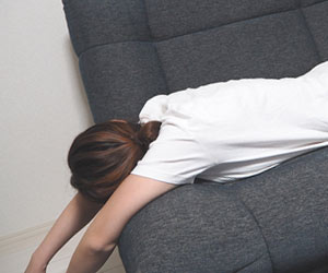 ソファーに寝転ぶ女性