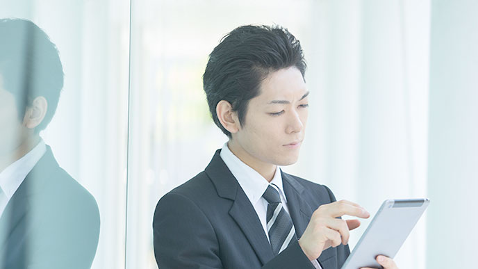 タブレットを操作する男性社員