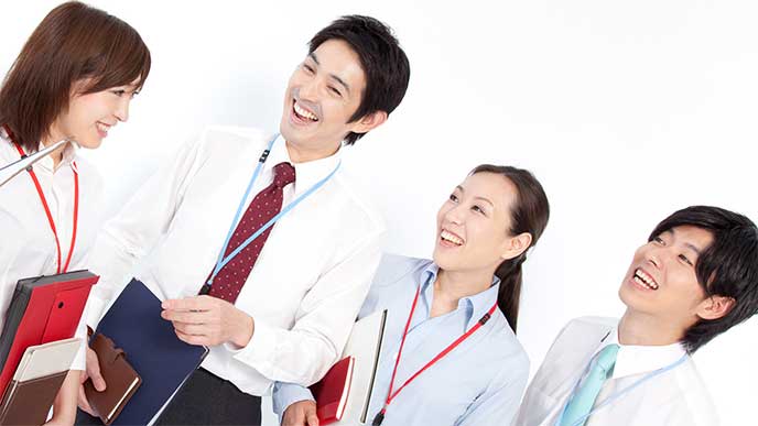 集まって談笑してる社員たち