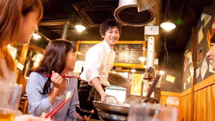 旅先で食事する女性社員