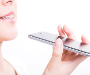 スマホに向かって話す女性