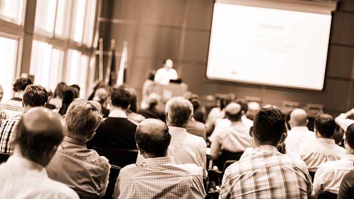 集会を開く労働者