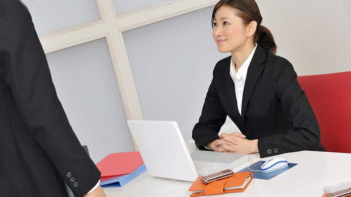 相談を受ける組合の窓口の女性