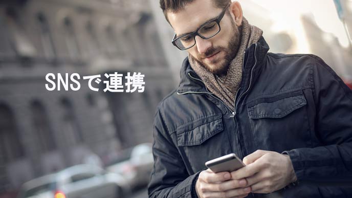 スマホを見る若い労働者