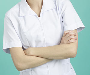 腕組みする女医