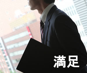 窓の外を見つめるビジネスマン