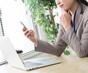 勤怠管理を記入する女性